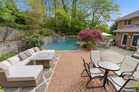 17 Holden Lane Bayville NY 11709