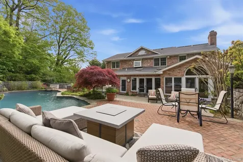 17 Holden Lane Bayville NY 11709