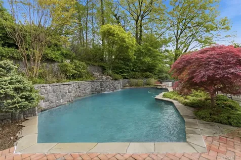 17 Holden Lane Bayville NY 11709