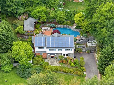 17 Holden Lane Bayville NY 11709