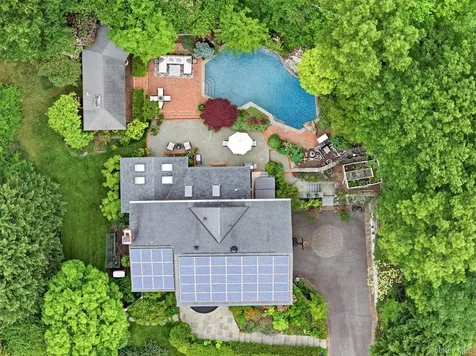 17 Holden Lane Bayville NY 11709