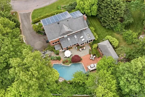 17 Holden Lane Bayville NY 11709