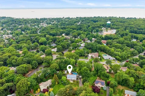 17 Holden Lane Bayville NY 11709