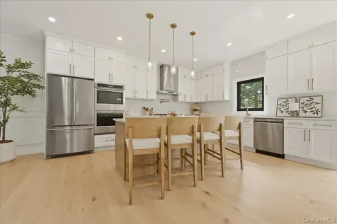 24 Middle Lane Westbury NY 11590