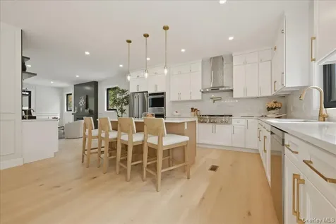 24 Middle Lane Westbury NY 11590