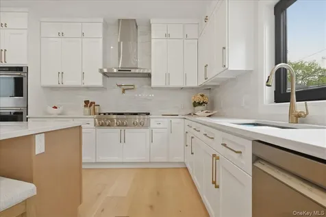 24 Middle Lane Westbury NY 11590