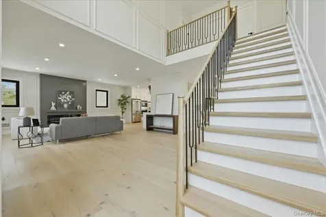24 Middle Lane Westbury NY 11590