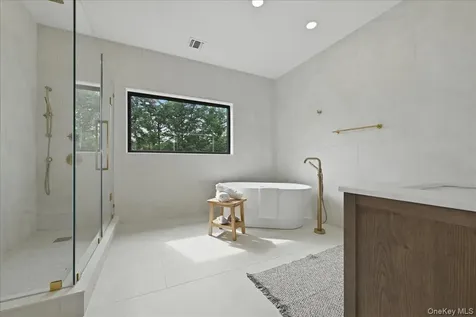 24 Middle Lane Westbury NY 11590