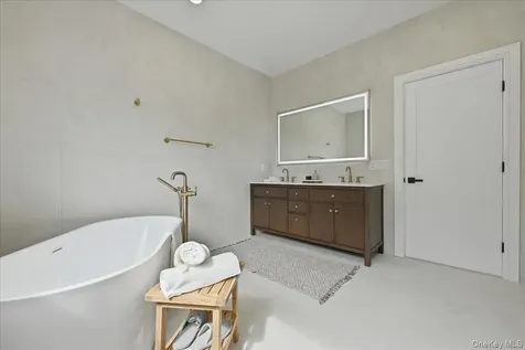 24 Middle Lane Westbury NY 11590