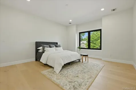 24 Middle Lane Westbury NY 11590