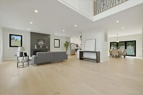 24 Middle Lane Westbury NY 11590