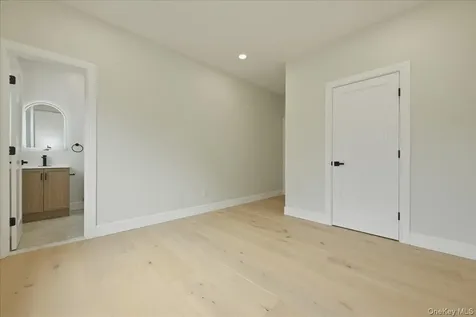 24 Middle Lane Westbury NY 11590