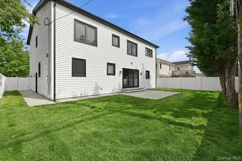 24 Middle Lane Westbury NY 11590
