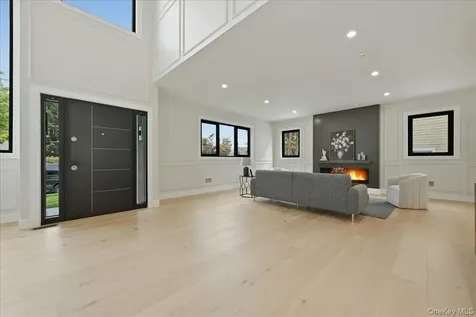 24 Middle Lane Westbury NY 11590