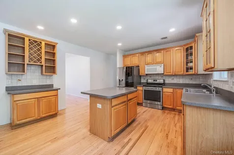 9 Mulligan Drive Medford NY 11763