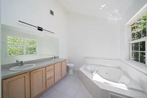 9 Mulligan Drive Medford NY 11763