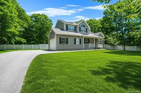 9 Mulligan Drive Medford NY 11763