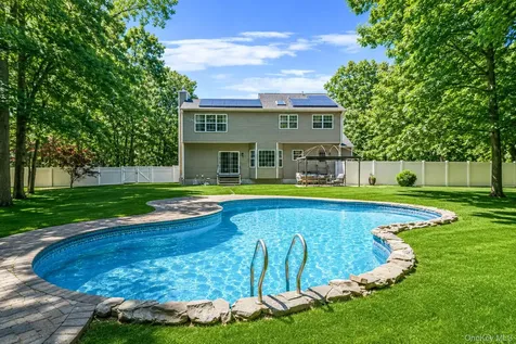 9 Mulligan Drive Medford NY 11763