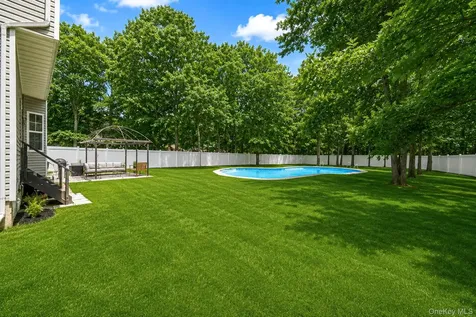 9 Mulligan Drive Medford NY 11763
