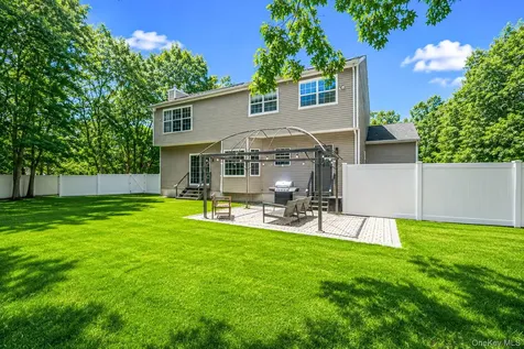 9 Mulligan Drive Medford NY 11763