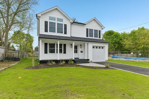 384 Scudder Avenue Copiague NY 11726