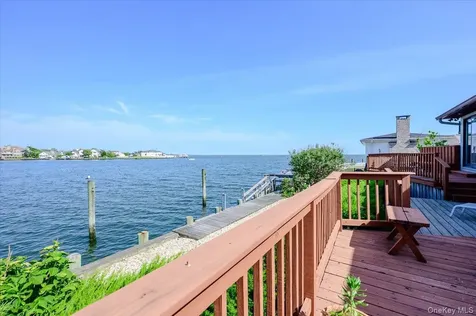 248 Harbor Lane Massapequa Park NY 11762