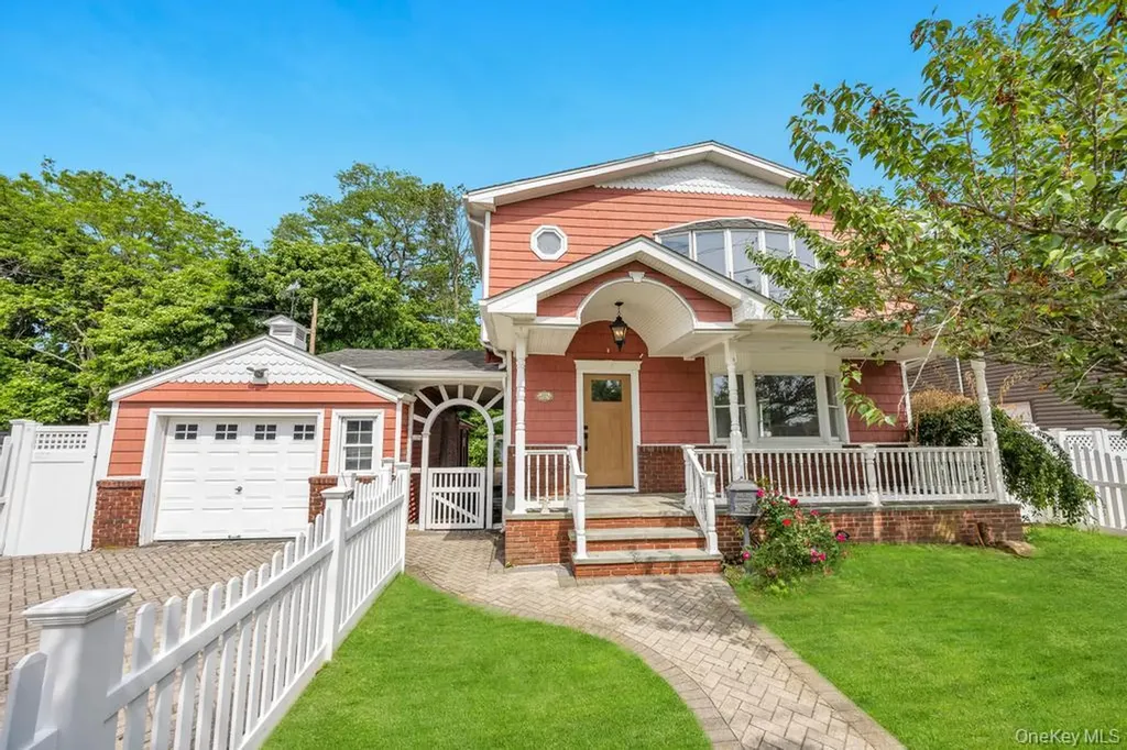 2331 Neptune Avenue Seaford NY 11783