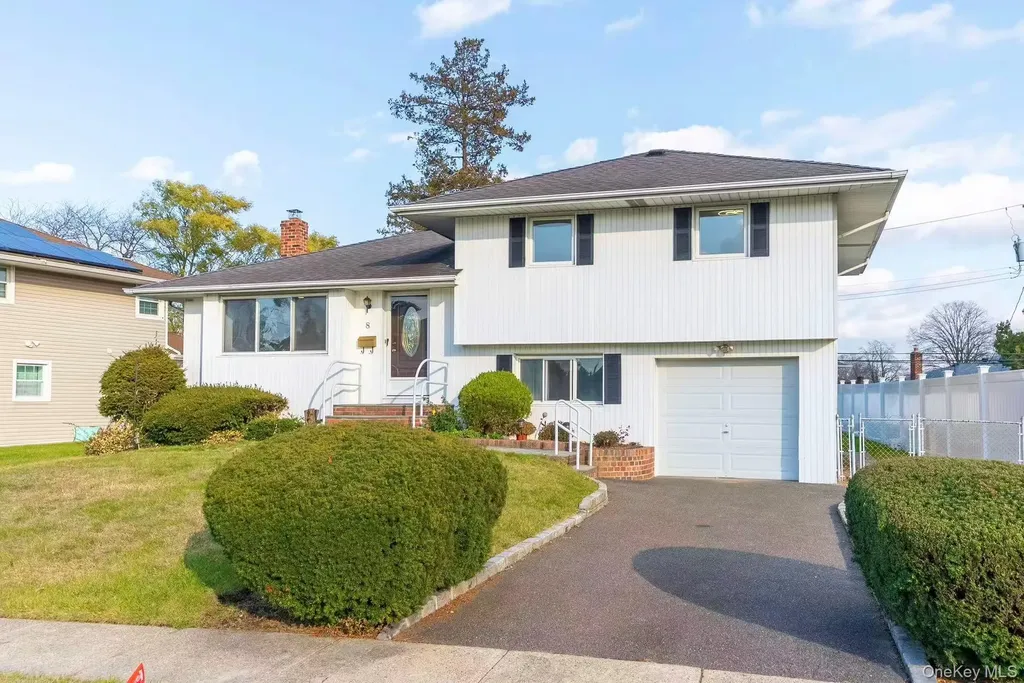 8 Spector Lane Plainview NY 11803