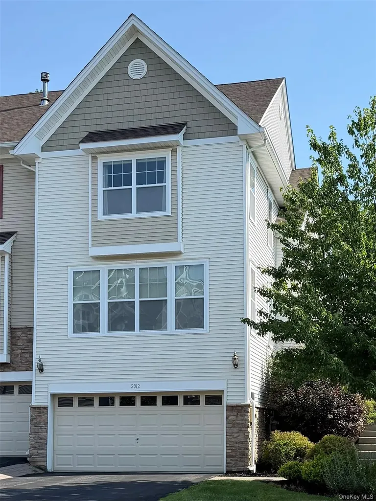 2012 Hawthorn Way New Windsor NY 12553