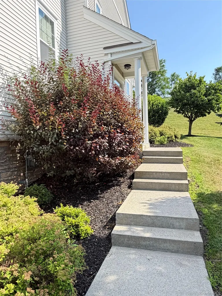 2012 Hawthorn Way New Windsor NY 12553