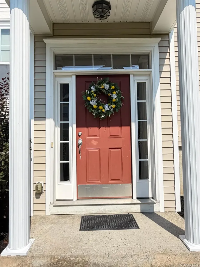 2012 Hawthorn Way New Windsor NY 12553