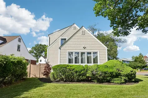 1660 Fenimore Road Hewlett NY 11557