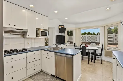 228 Robby Lane Manhasset Hills NY 11040