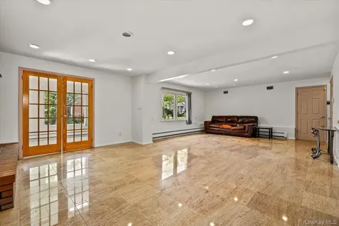 228 Robby Lane Manhasset Hills NY 11040
