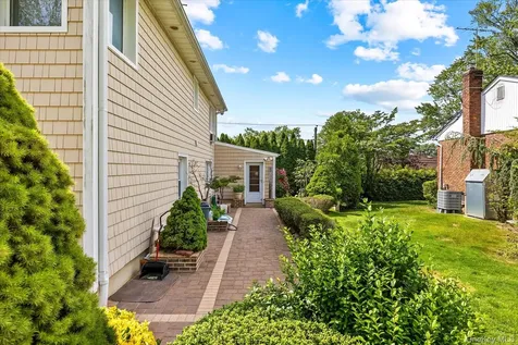228 Robby Lane Manhasset Hills NY 11040