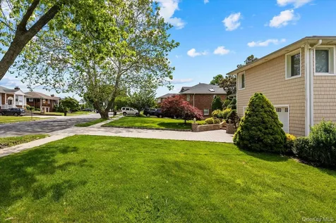 228 Robby Lane Manhasset Hills NY 11040