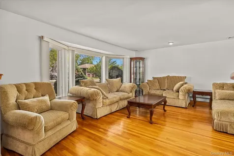 228 Robby Lane Manhasset Hills NY 11040