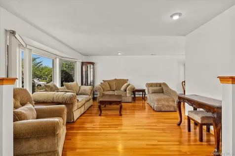 228 Robby Lane Manhasset Hills NY 11040