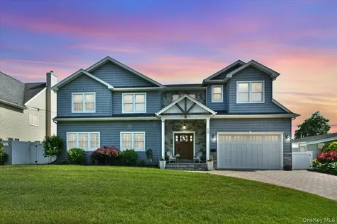 28 Red Oak Place Massapequa NY 11758