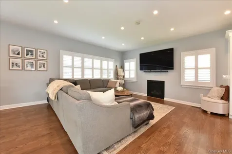 28 Red Oak Place Massapequa NY 11758