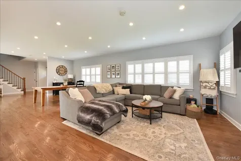 28 Red Oak Place Massapequa NY 11758