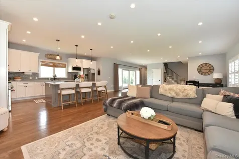 28 Red Oak Place Massapequa NY 11758