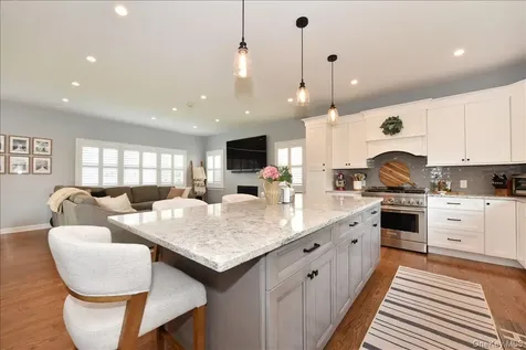 28 Red Oak Place Massapequa NY 11758