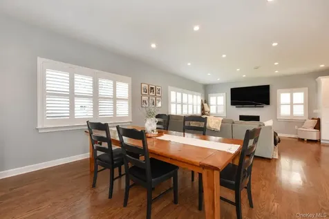 28 Red Oak Place Massapequa NY 11758