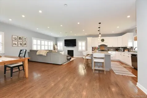28 Red Oak Place Massapequa NY 11758