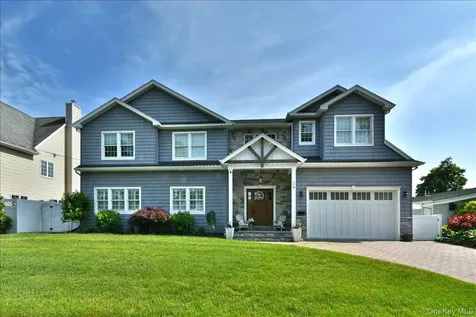 28 Red Oak Place Massapequa NY 11758