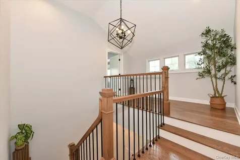 28 Red Oak Place Massapequa NY 11758