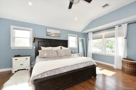 28 Red Oak Place Massapequa NY 11758