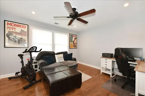 28 Red Oak Place Massapequa NY 11758