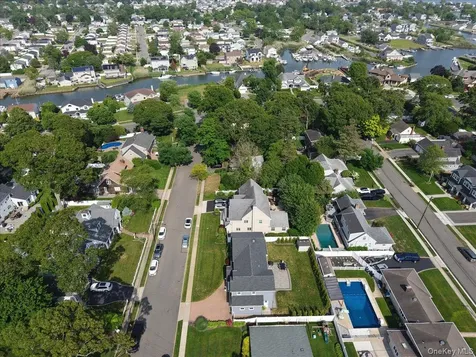 28 Red Oak Place Massapequa NY 11758